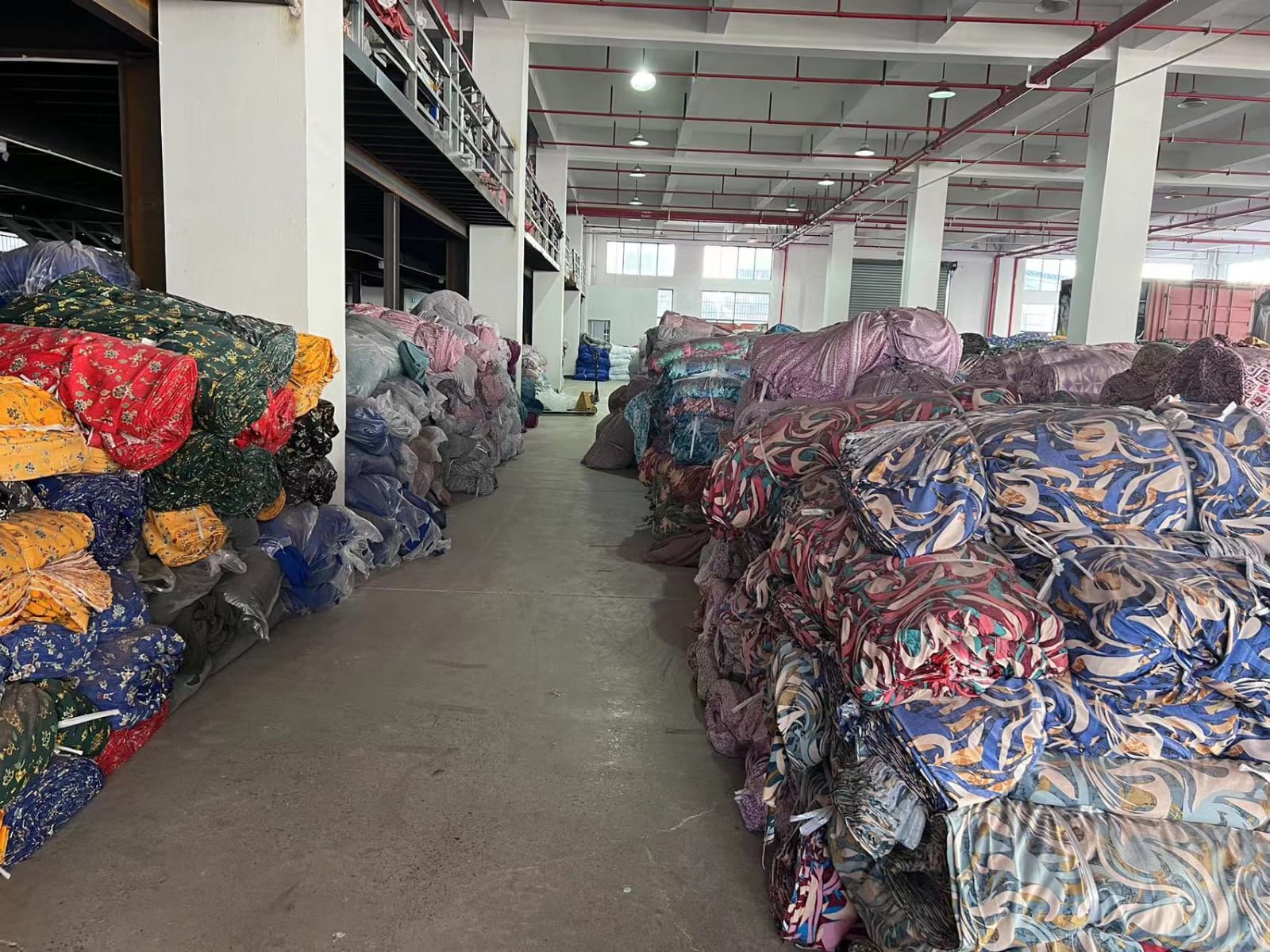 Large-scale fabric warehouse